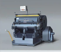 Máquina troqueladora y plegadora